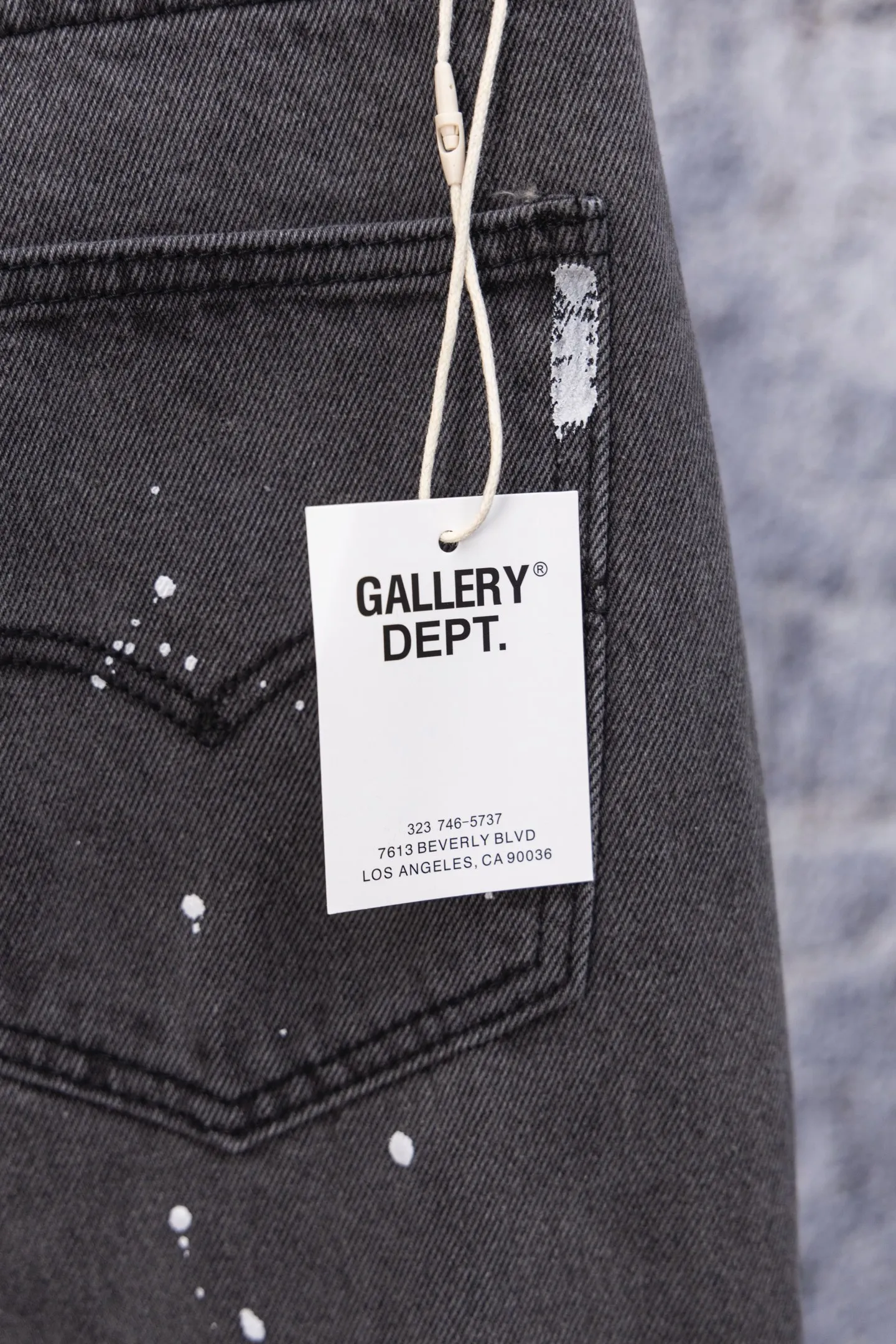 💰270 GALLERY DEPT.25ss new style splash-ink jeans, boot-cut trousers, denim + splash-ink, full of artistic sense! The trouser legs are spliced ​​with denim, creating a layered look, and the words "GALLERY DEPT." are super recognizable✨. High-density denim, wear-resistant and comfortable, perfect for daily wear or street style. Inspired by the classic elements of Helmut Lang, splashing ink is full of three-dimensionality. Pair it with simple tops or HL items to easily get a sense of avant-garde fashion! Gallery Dept. targets the global fashion pioneer group aged 18-35 and positions itself as a "high street art trendy brand". Cultural symbol output: Through endorsements from stars such as Virgil Abloh, Jennie, and Justin Bieber, the brand’s benchmark status in the hip-hop and fashion circles is strengthened. Size: 28-34 Color: Gray Blue